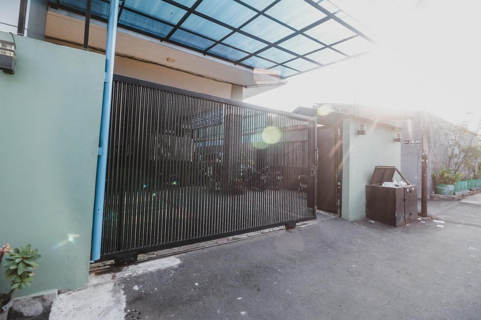 Reddoorz Plus Near Semanggi Джакарта Экстерьер фото