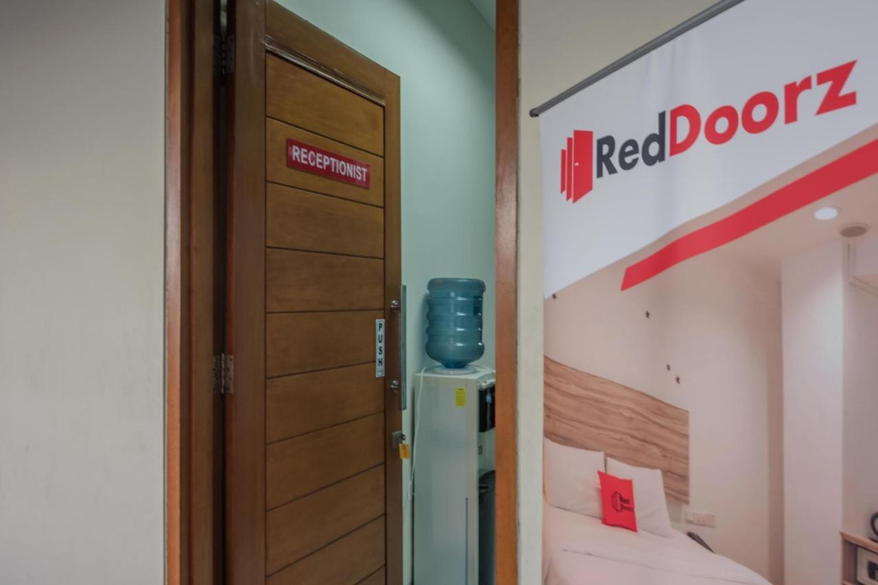 Reddoorz Plus Near Semanggi Джакарта Экстерьер фото
